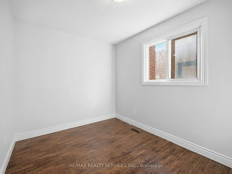8 Deerpark Cres S #LOWER — Photo 23