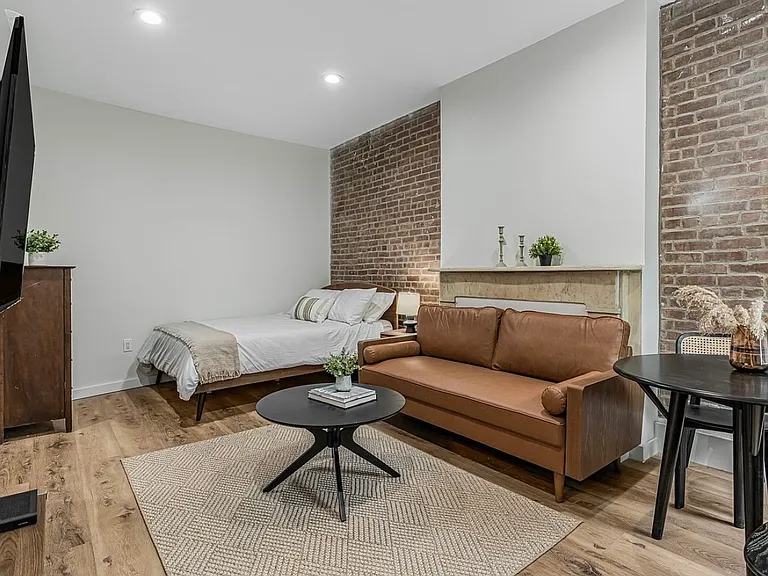 405 W 46th St #2R — Photo 4