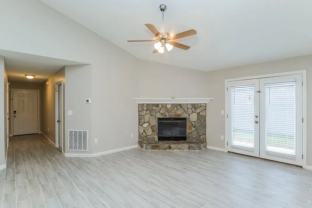 3 bed, 2.0 bath, 1292 sqft, $2,290 — Photo 3