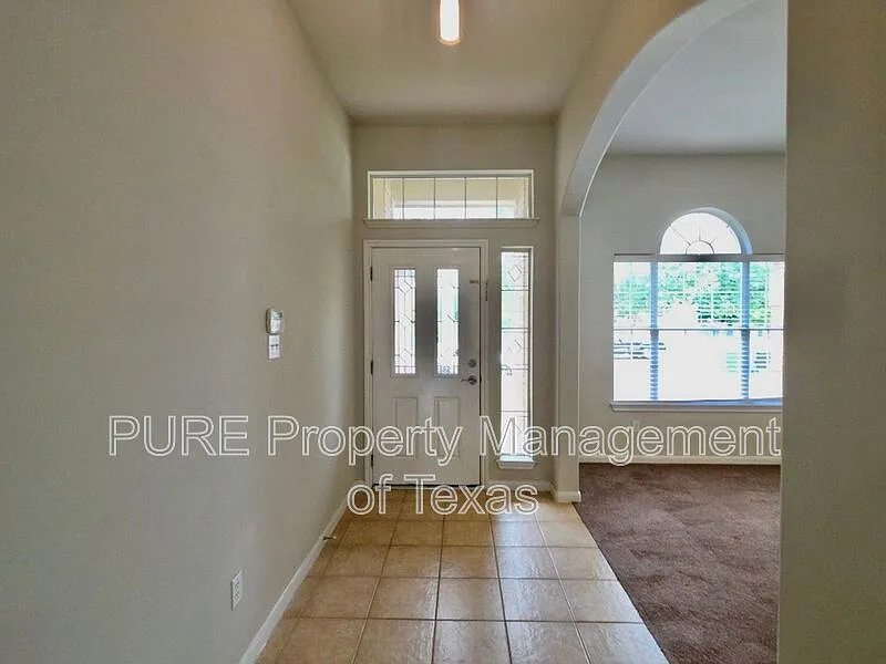 3 bed, 2.0 bath, 1826 sqft, $2,095 — Photo 2