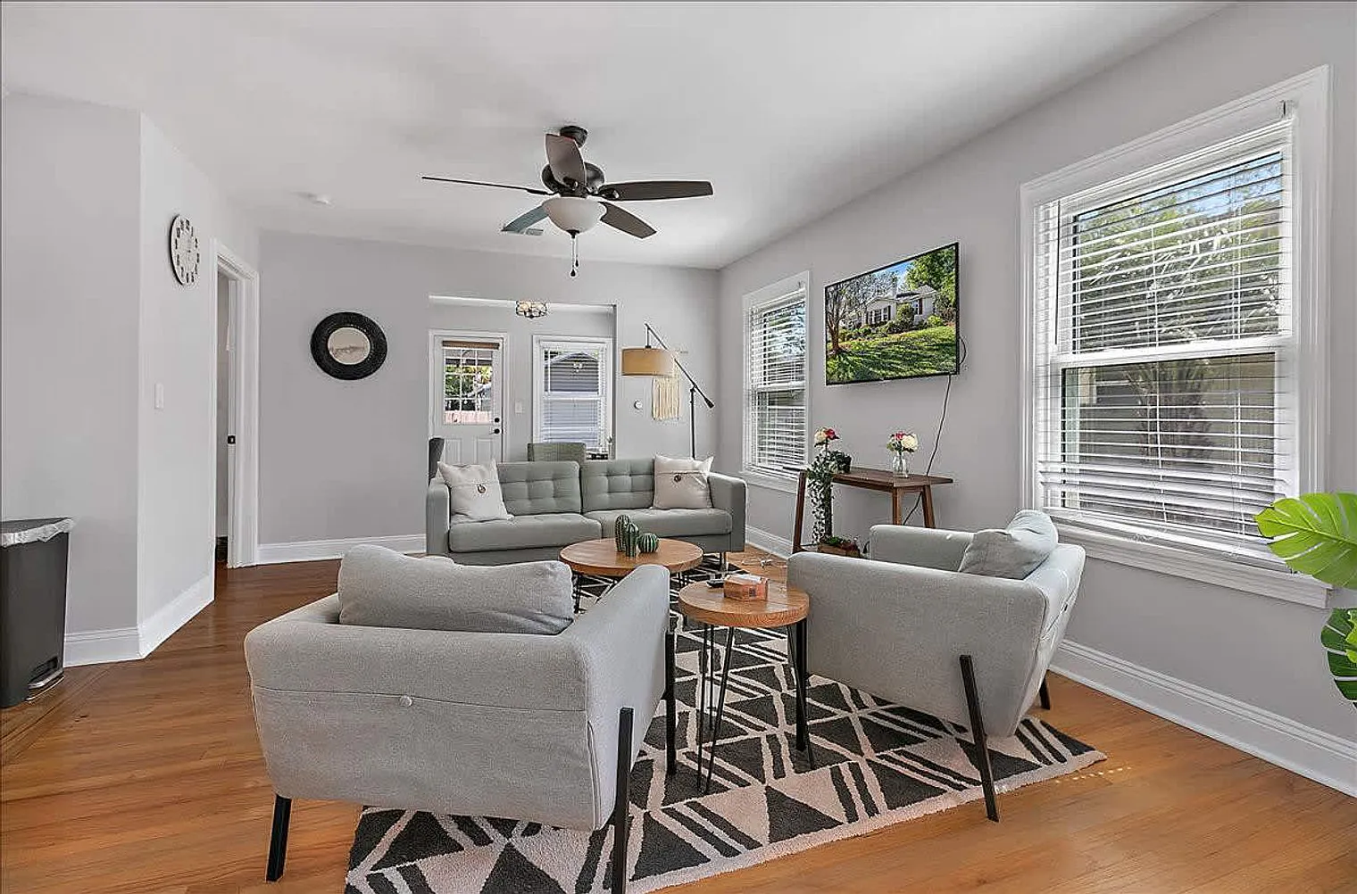 2 bed, 1.0 bath, 979 sqft, $2,952 — Photo 2