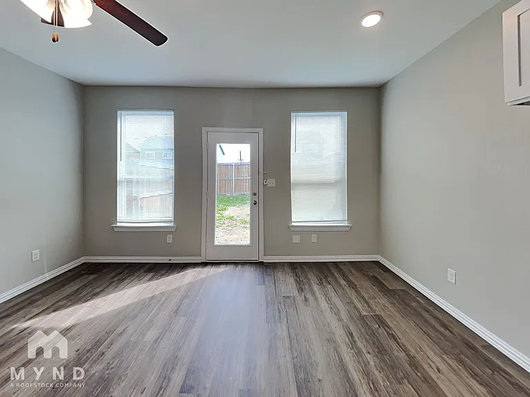 3263 Karen St — Photo 8