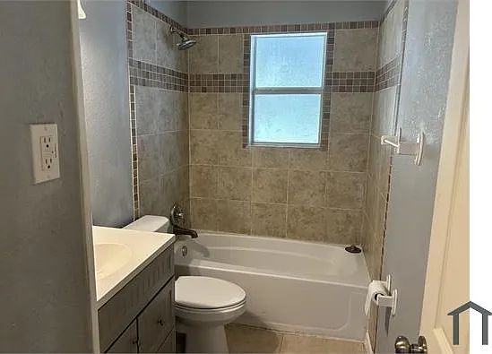 413 W Aviation Blvd — Photo 2