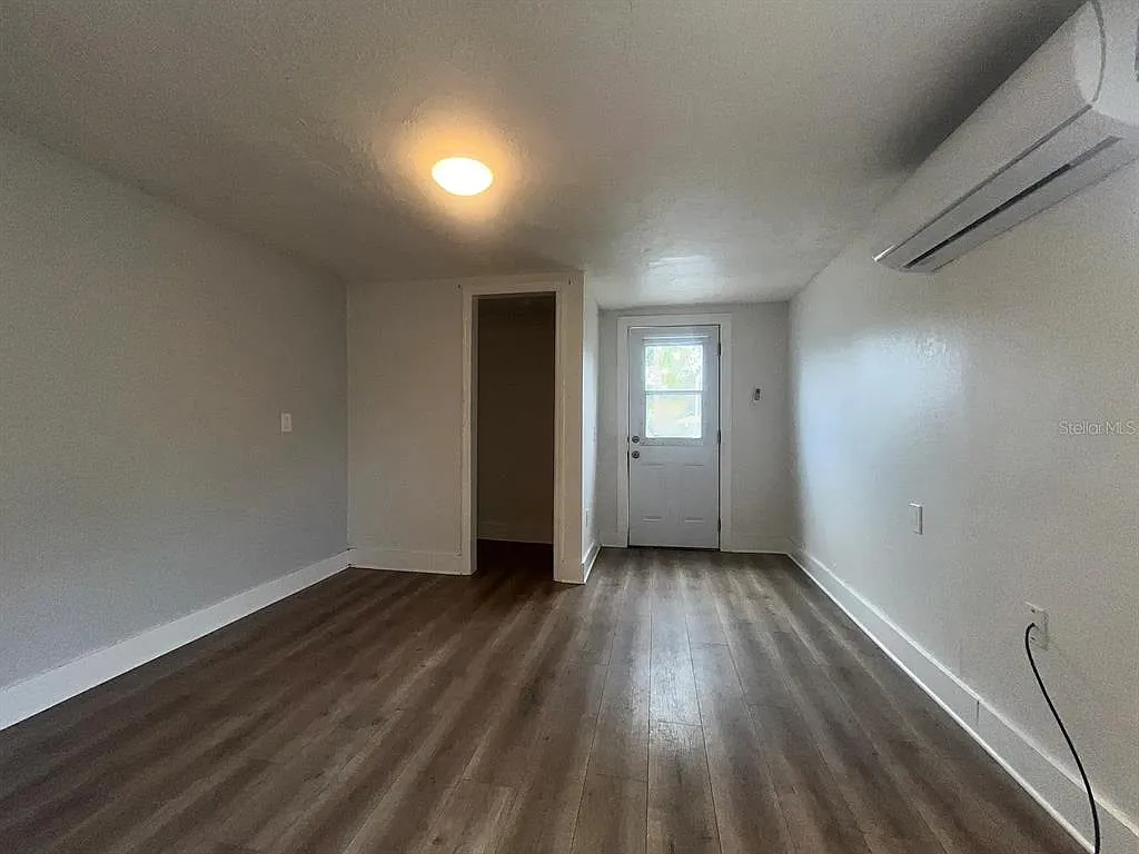 Studio, 1.0 bath, 350 sqft, $1,075 — Photo 2