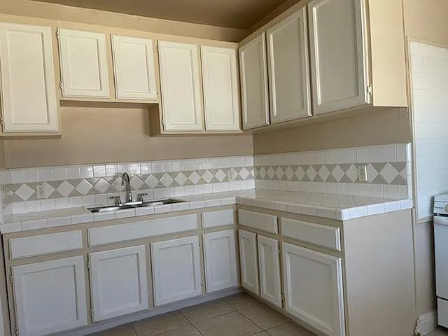 1162 N Kingsley Dr — Photo 4