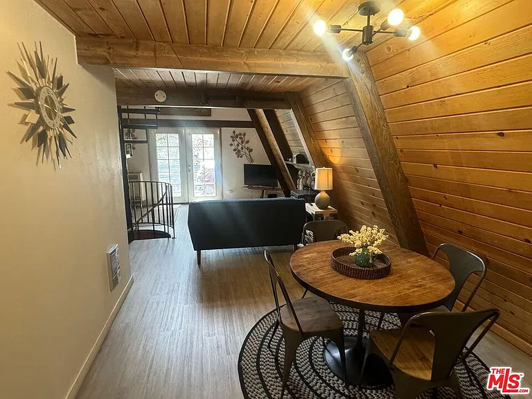 1295 Balsam Dr — Photo 3