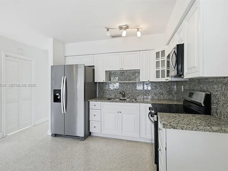2625 SW 29th Ave #2625 — Photo 9
