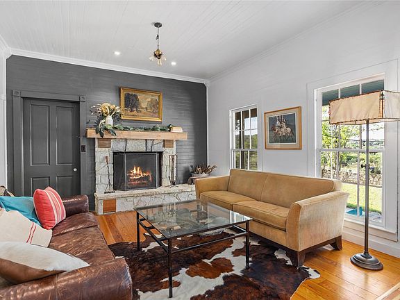 3rd image of 684 Stoneleigh Rd