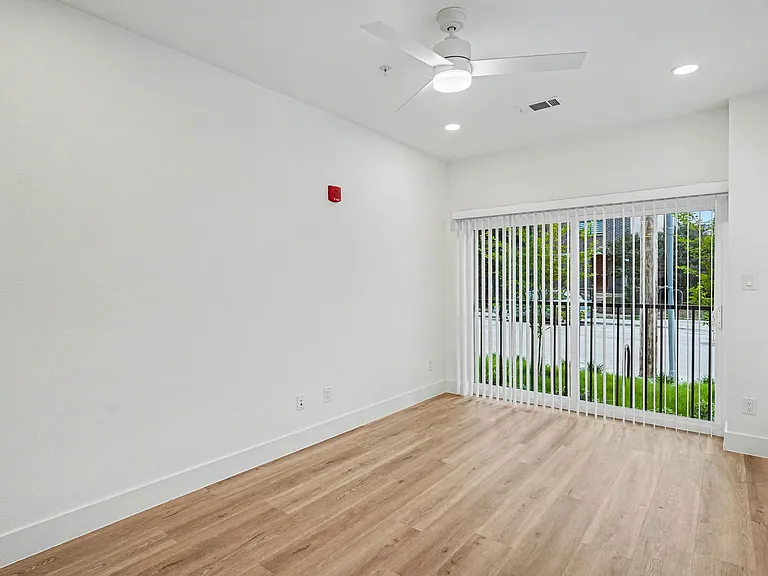 2217 N Fitzhugh Ave #101 — Photo 8