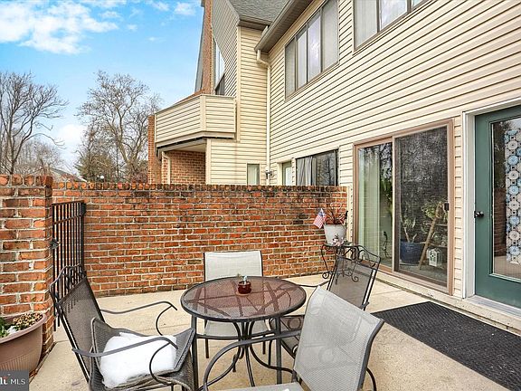 5th image of 905 Cherrington Dr