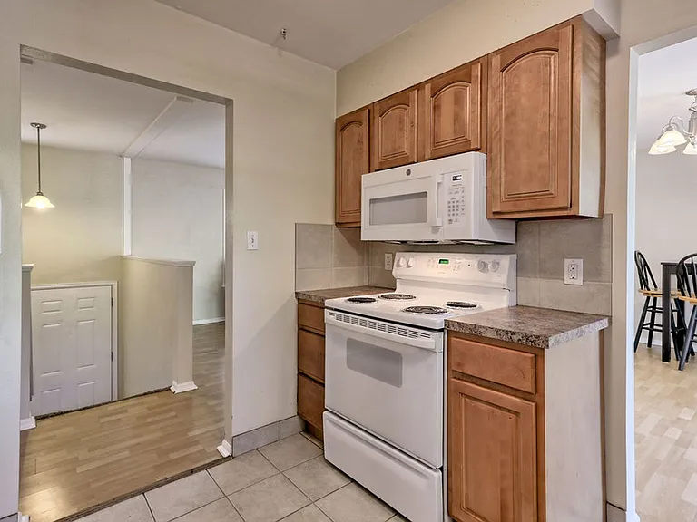 1306 Woodcrest Ct — Photo 6