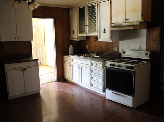 3rd image of 102 McFarland St
