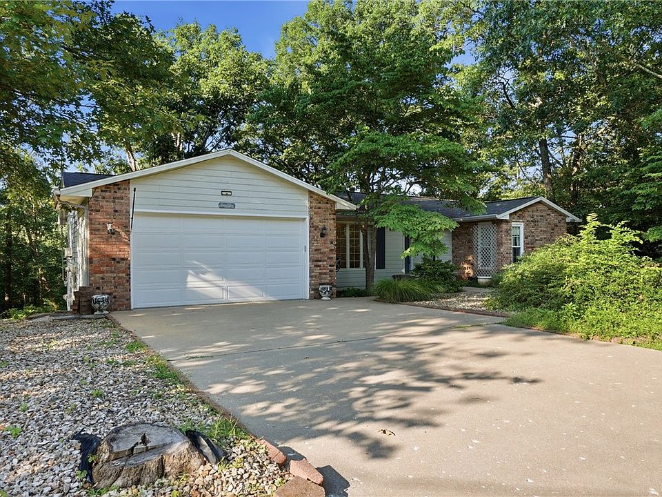 1st image of 19 Lonsdale Dr
