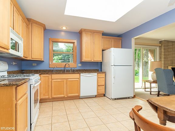 5th image of 16W523 Timberlake Dr