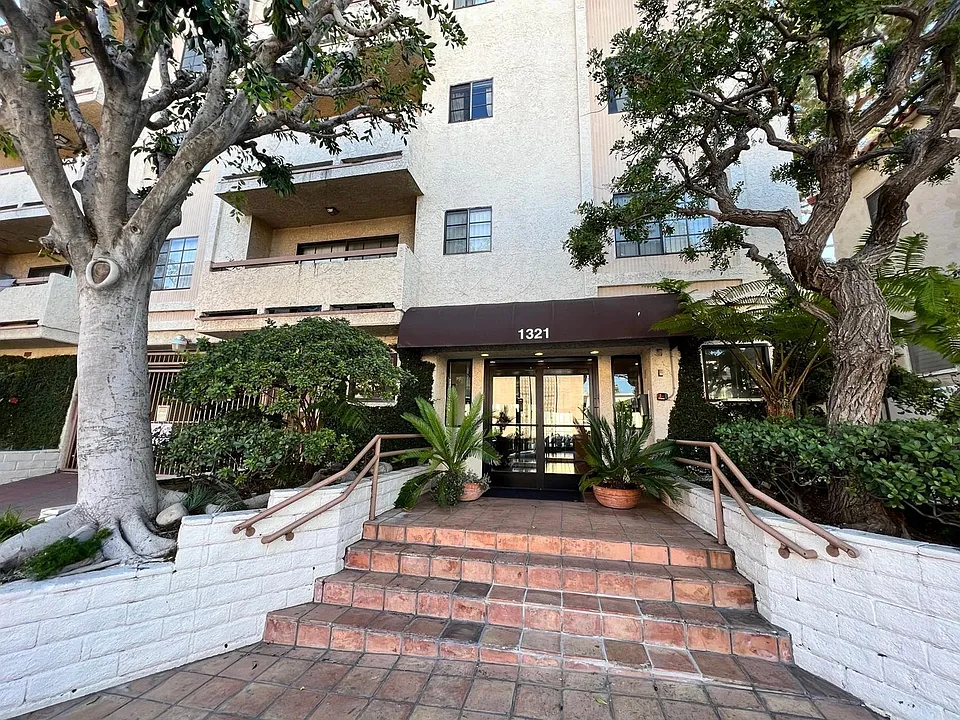 1321 N Vista St #302