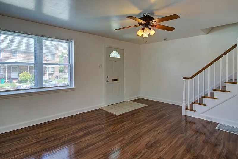 3 bed, 1.0 bath, 1120 sqft, $1,650 — Photo 2