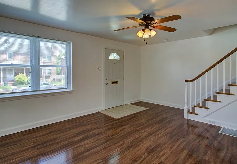 730 E Madison St — Photo 2