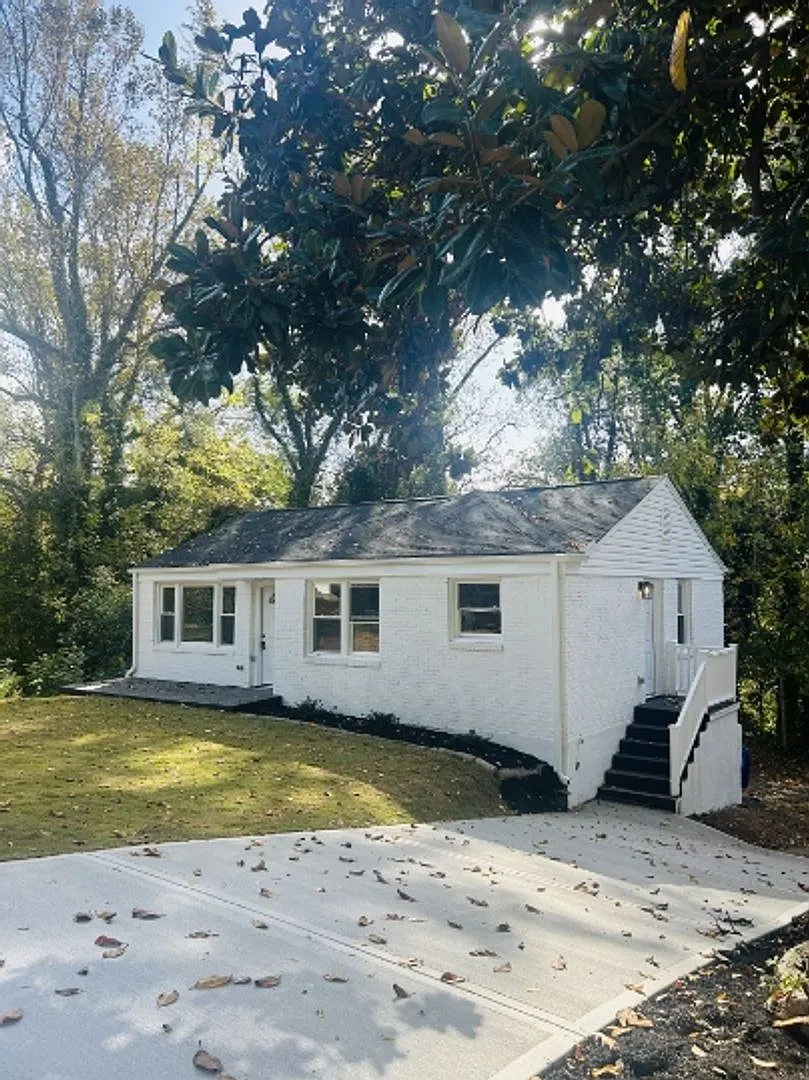 Available 2/1 ! Just Steps Away From Downtown Greenville & the Swamp Rabbit Trail! — Photo 2