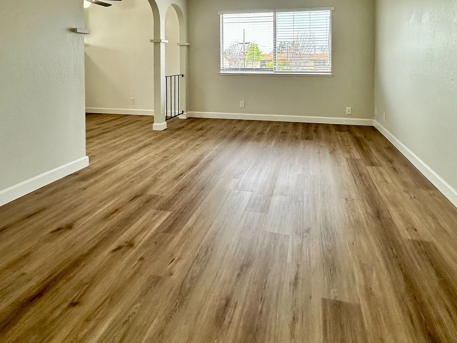 691 Ontario Ct — Photo 2