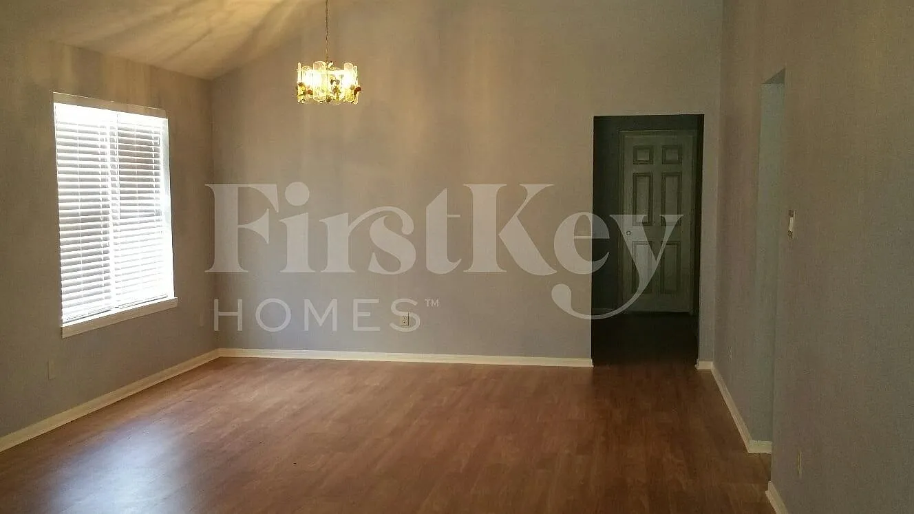 3 bed, 2.0 bath, 1520 sqft, $1,995 — Photo 2