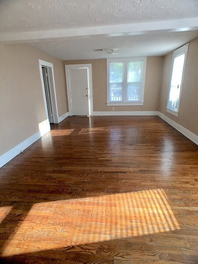 3 bed, 944 sqft, $1,200 — Photo 3