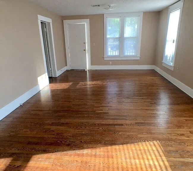 320 W Duffy St — Photo 5