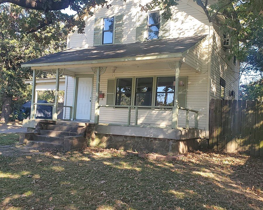 1st image of 912 S 10th St