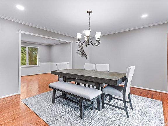 3rd image of 2328 Chestnut Cir