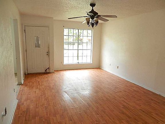 4th image of 4902 Laurel Ln