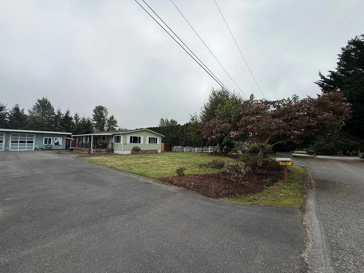Large 2 Bedroom, 2 Bathroom House — Photo 2