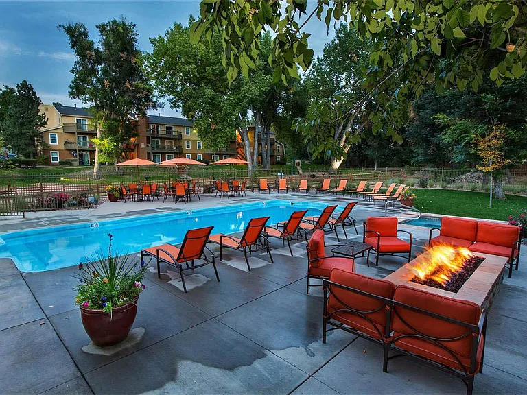 Woodland Hills Apartments — Photo 23