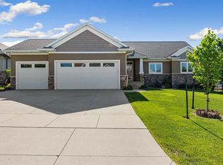 2913 Diamondhead Rd, Hiawatha, IA 52233