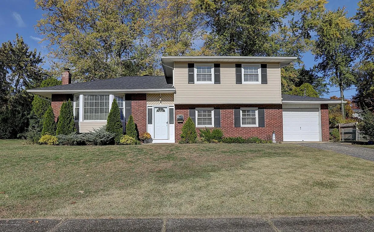 10 Kingsport Dr photo 1