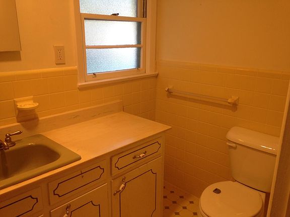 Full Bath - Hallway