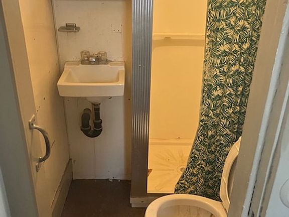 5th image of 658 E Walnut St #3