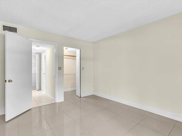 470 NW 20th St — Photo 31