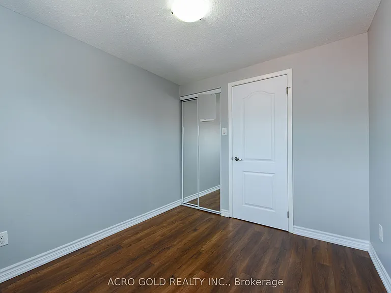 19 Hoskins Sq — Photo 27