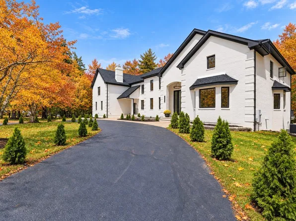 15 Somerset Dr, Andover, MA 01810
