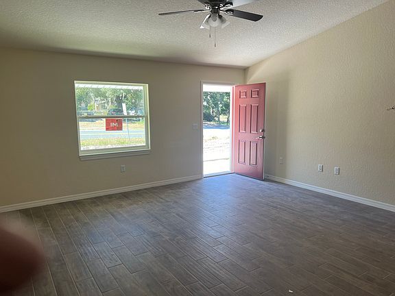 Living Room/Entry Area
