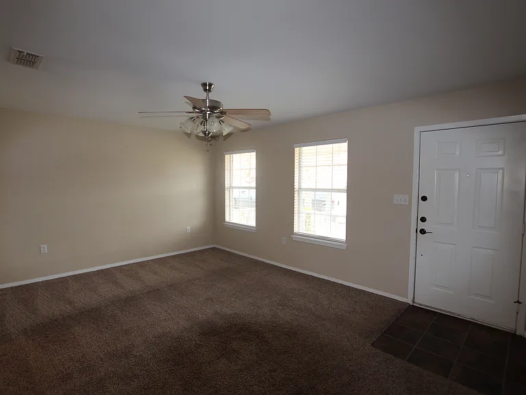 211 Willowbrook Ln — Photo 5