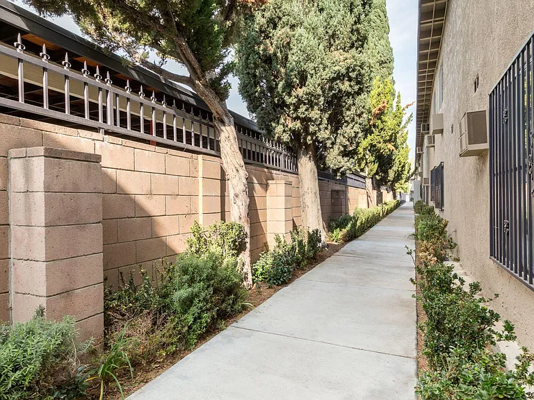 Parthenia Terrace Apartments — Photo 35
