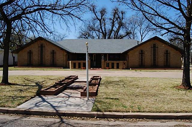 1st image of 802 Elmwood Dr