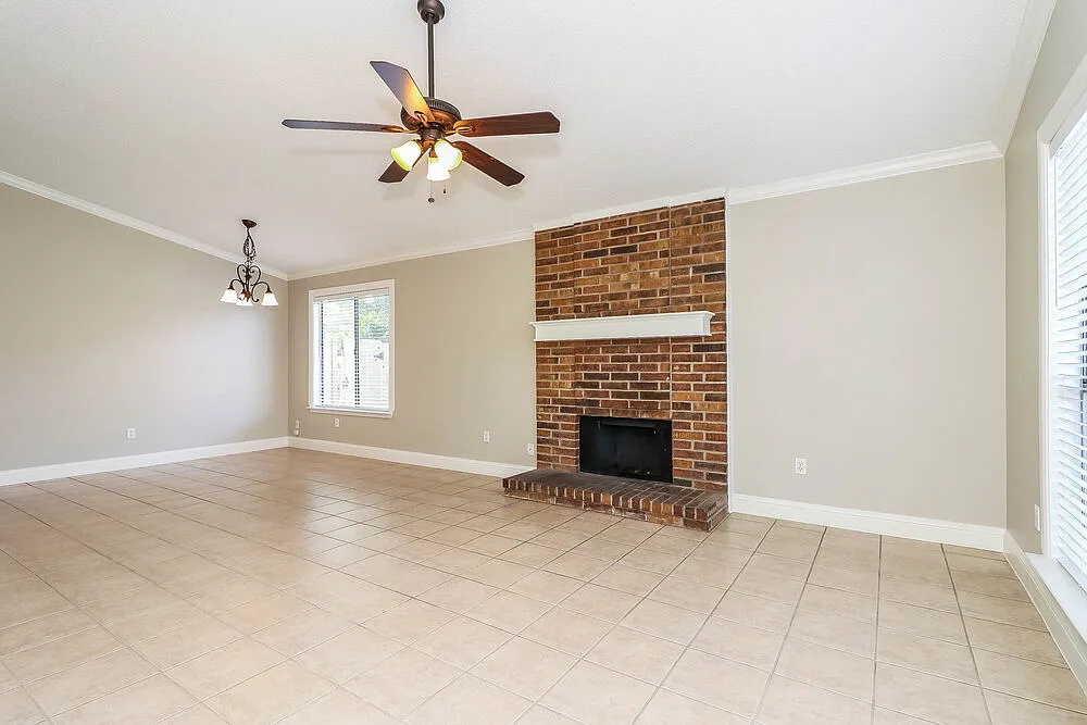 3 bed, 2.0 bath, 1452 sqft, $2,420 — Photo 3