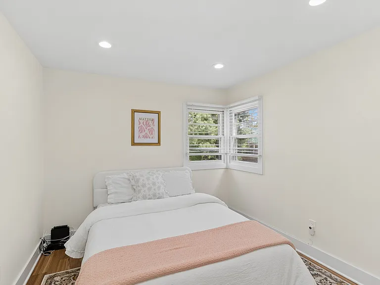 135 Pembroke Dr — Photo 28