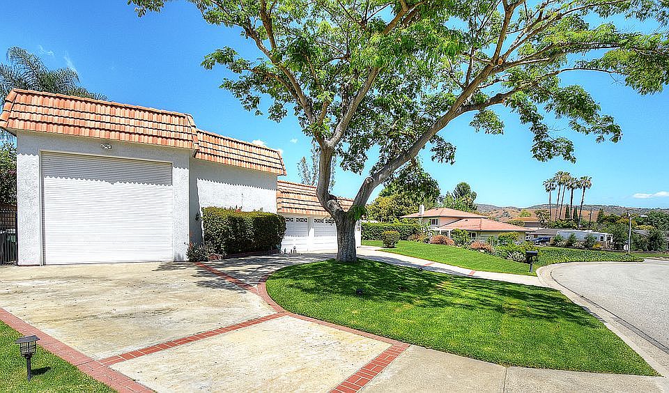 2nd image of 270 Lilac Ln