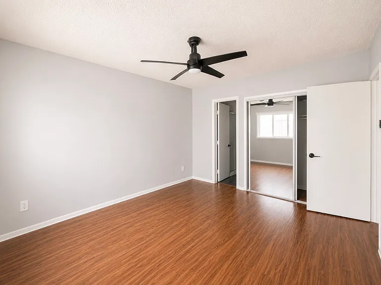 2150 N Beachwood Dr #10 — Photo 13