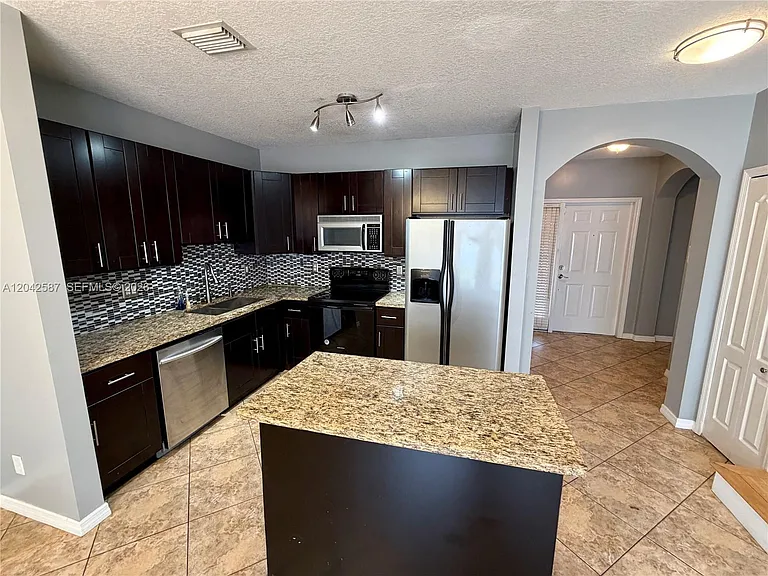 2825 SW 127th Way — Photo 2