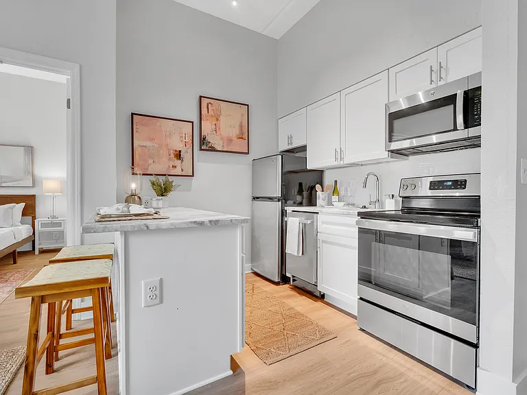 TRELLIS LAKE POINTE Apartments — Photo 7