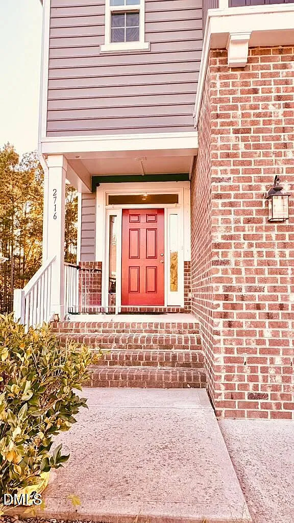 4 bed, 2.5 bath, 2482 sqft, $2,549 — Photo 2