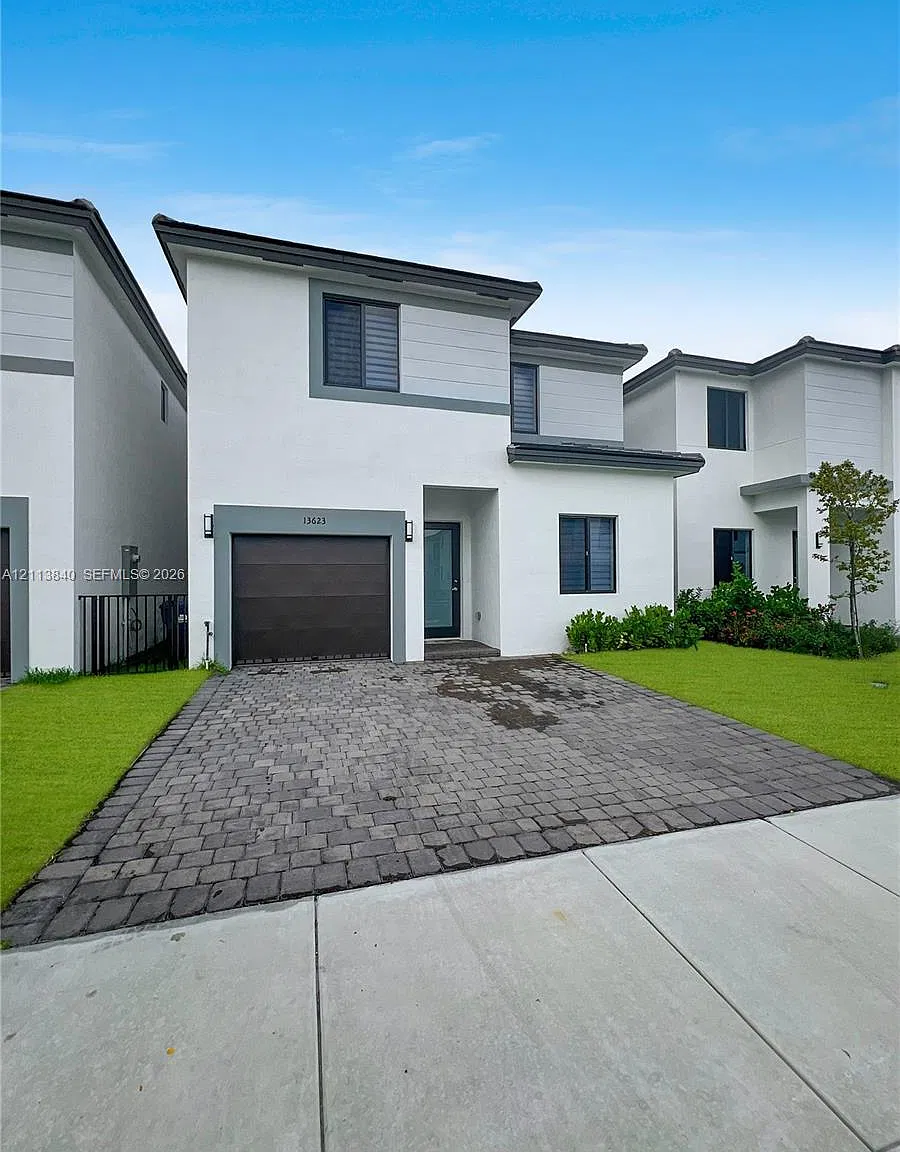 4 bed, 4.0 bath, 2582 sqft, $4,500 — Photo 2